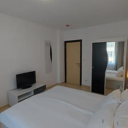 Apartman Admiral Plaza, & *