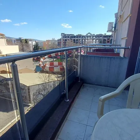 Admiral Plaza, & Σάνι Μπιτς