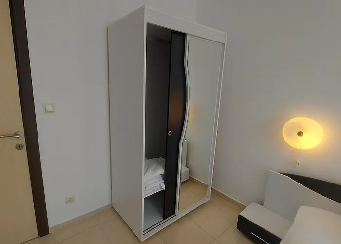 Admiral Plaza, & アパート サニービーチ