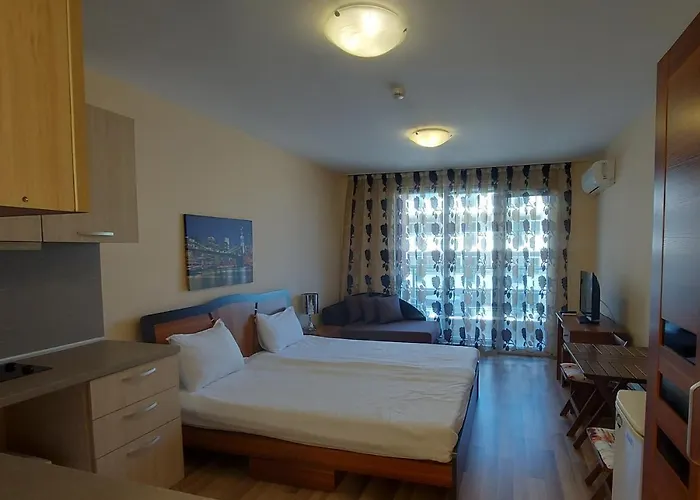 Admiral Plaza, & アパート サニービーチ