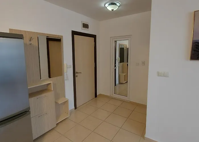 Admiral Plaza, & アパート *