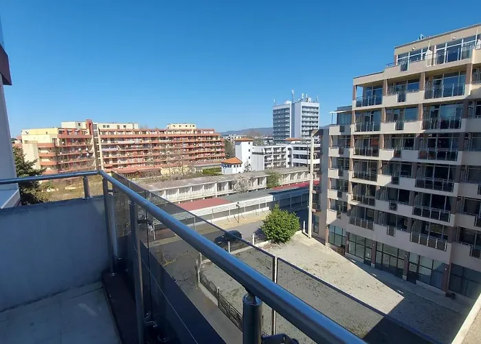 Admiral Plaza, & アパート *