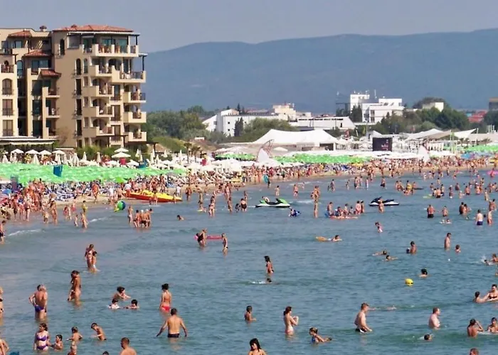 Admiral Plaza, & アパート *